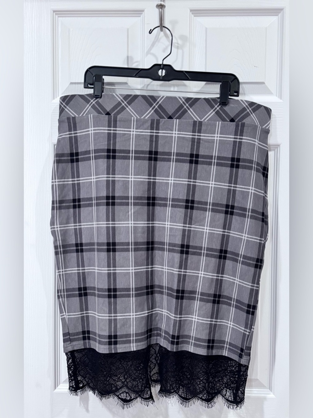 NWOT torrid Gray Plaid Pencil Skirt with Black Lace Trim, size 2x